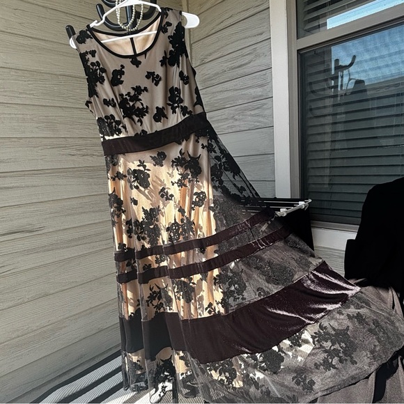 Black velvet midi dress, size M, with velour / velvet flowers - Picture 2 of 10